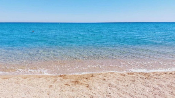 A beach with clear blue water and a sandy shore. - Apartment in Blanes with Sea View Terrace (Blanes)