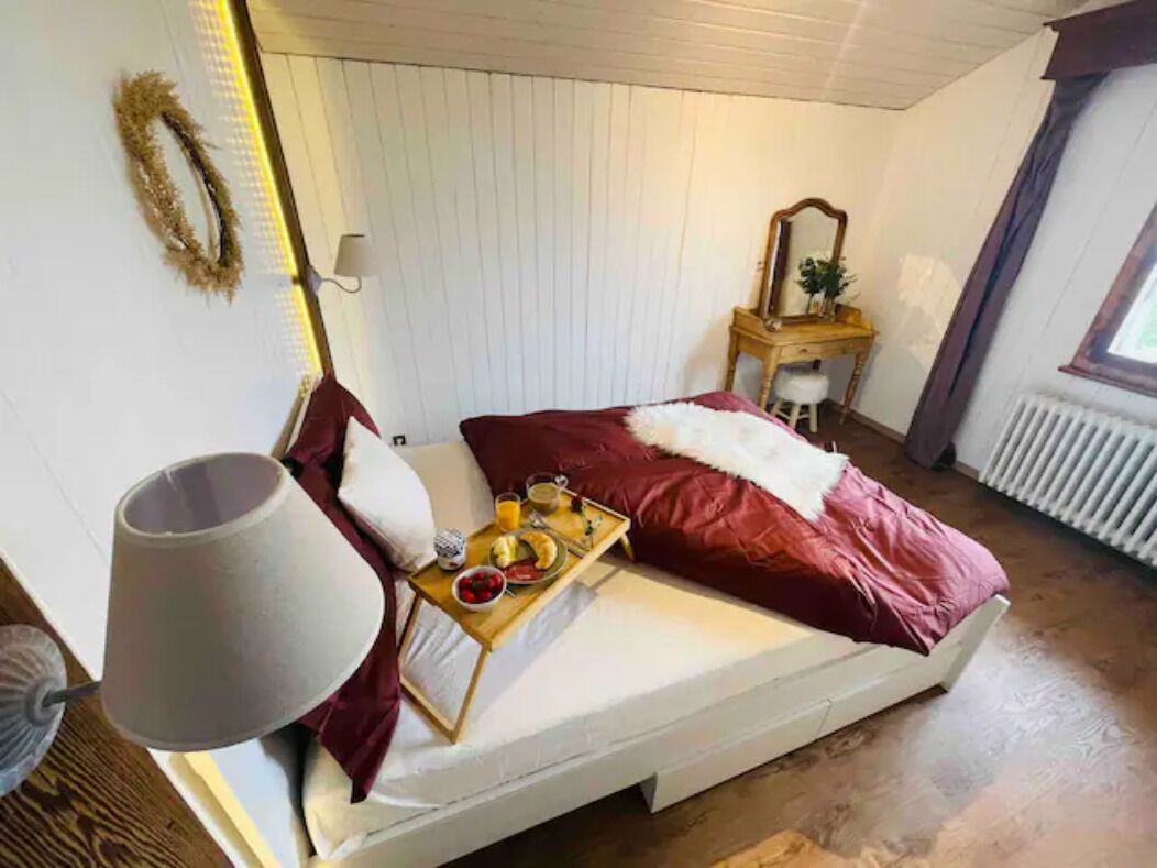 2 間睡房、房內夾萬、書桌、熨斗/熨衫板