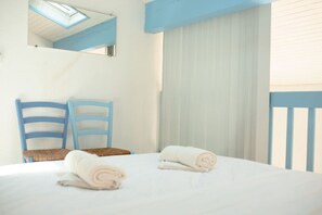 2 chambres, bureau, fer et planche Ă repasser, draps fournis