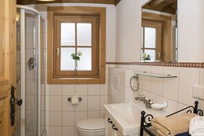 Shower, hair dryer - Cabin in Seefeld near Ski Slopes & Mountains (Seefeld in Tirol)