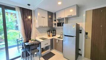 Kühlschrank, Mikrowelle, Herdplatte, Toaster