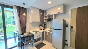 Fridge, microwave, dishwasher, cookware/dishes/utensils