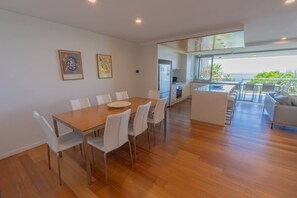 Dining - Waves 12 - Beachfront Apartment with pool (Point Lookout)