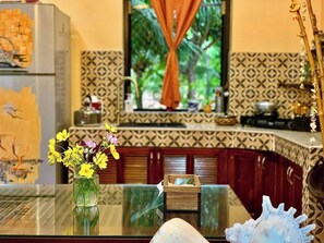 Quarto família, 2 camas Queen, banheiro privativo, vista para o jardim | Cozinha compartilhada