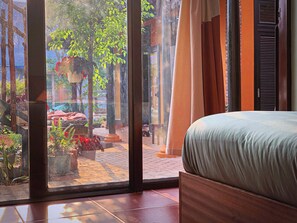 ห้องแฟมิลี่, เตียงควีนไซส์ 2 เตียง, ห้องน้ำส่วนตัว, วิวสวน | Wi-Fi ฟรี, ผ้าปูที่นอน