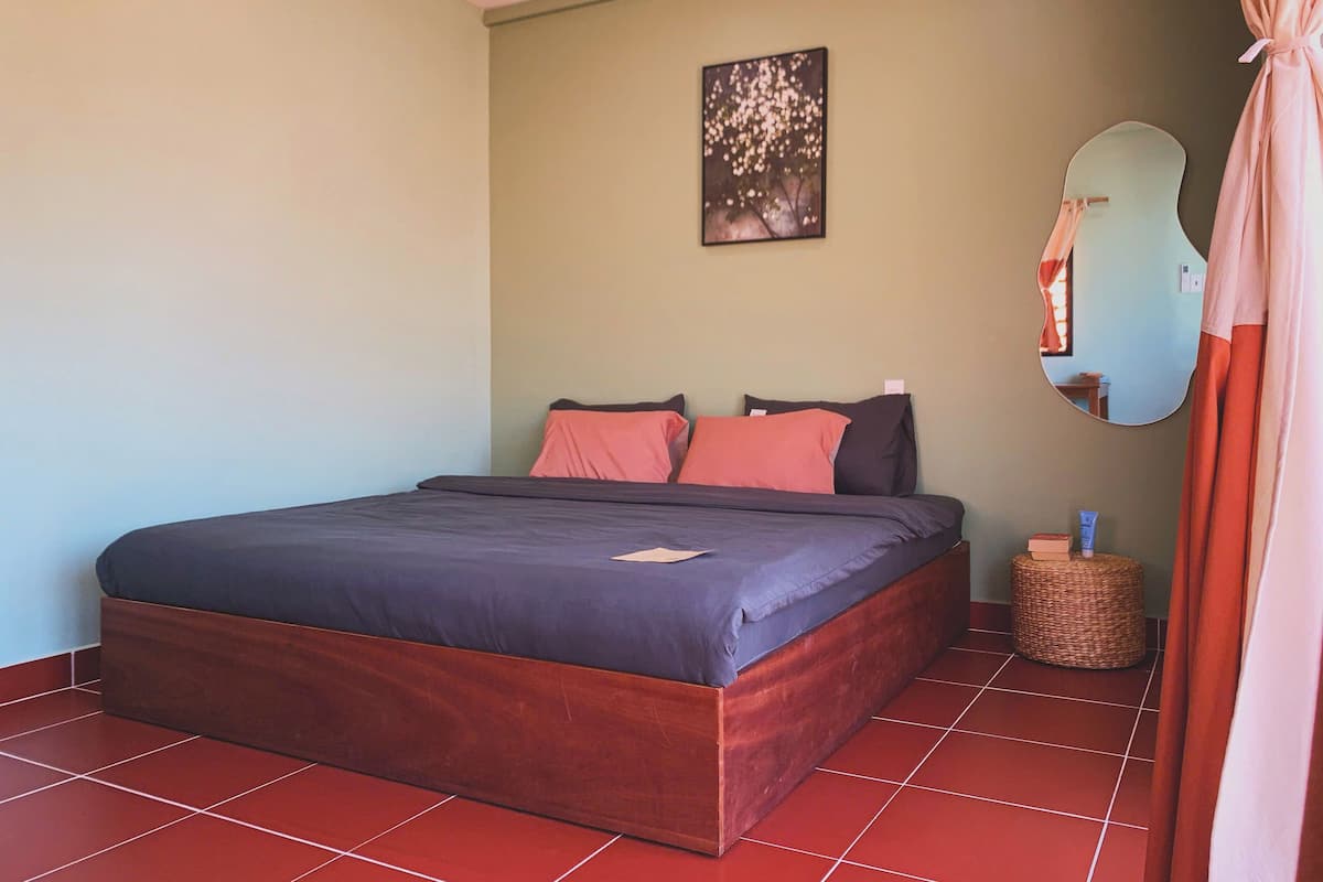 Chambre Double Standard, 1 très grand lit, salle de bains privée, vue jardin
