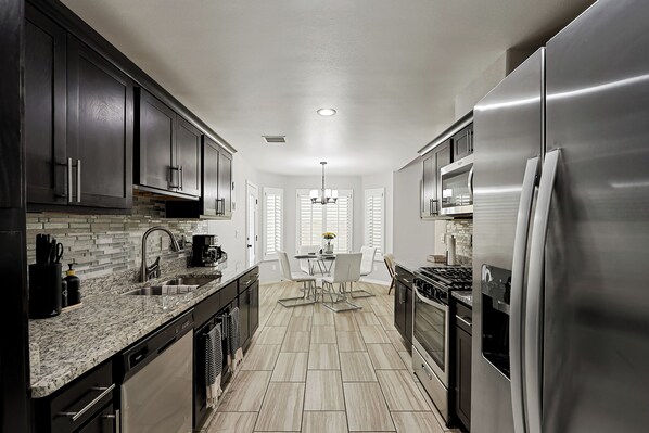 Fridge, microwave, oven, stovetop - Spacious 4-Bedroom Haven / Ideal for Extended Stay (Horizon City)
