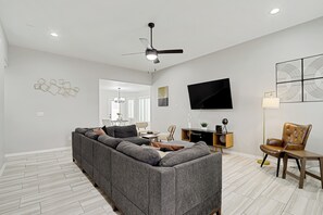 Smart TV, books - Spacious 4-Bedroom Haven / Ideal for Extended Stay (Horizon City)