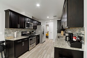 Fridge, microwave, oven, stovetop - Spacious 4-Bedroom Haven / Ideal for Extended Stay (Horizon City)