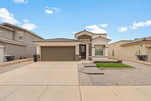 Exterior - Spacious 4-Bedroom Haven / Ideal for Extended Stay (Horizon City)