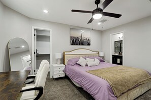 4 bedrooms, in-room safe, desk, iron/ironing board - Spacious 4-Bedroom Haven / Ideal for Extended Stay (Horizon City)