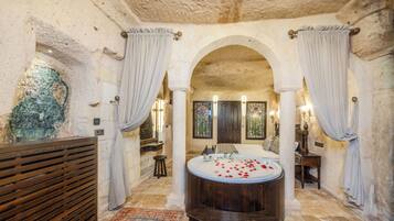 Deluxe Suite | Premium bedding, in-room safe, soundproofing, free cribs/infant beds