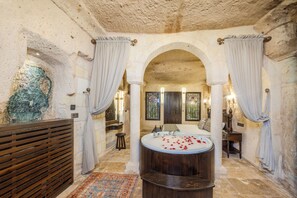 Deluxe Suite | Premium bedding, in-room safe, soundproofing, free cribs/infant beds