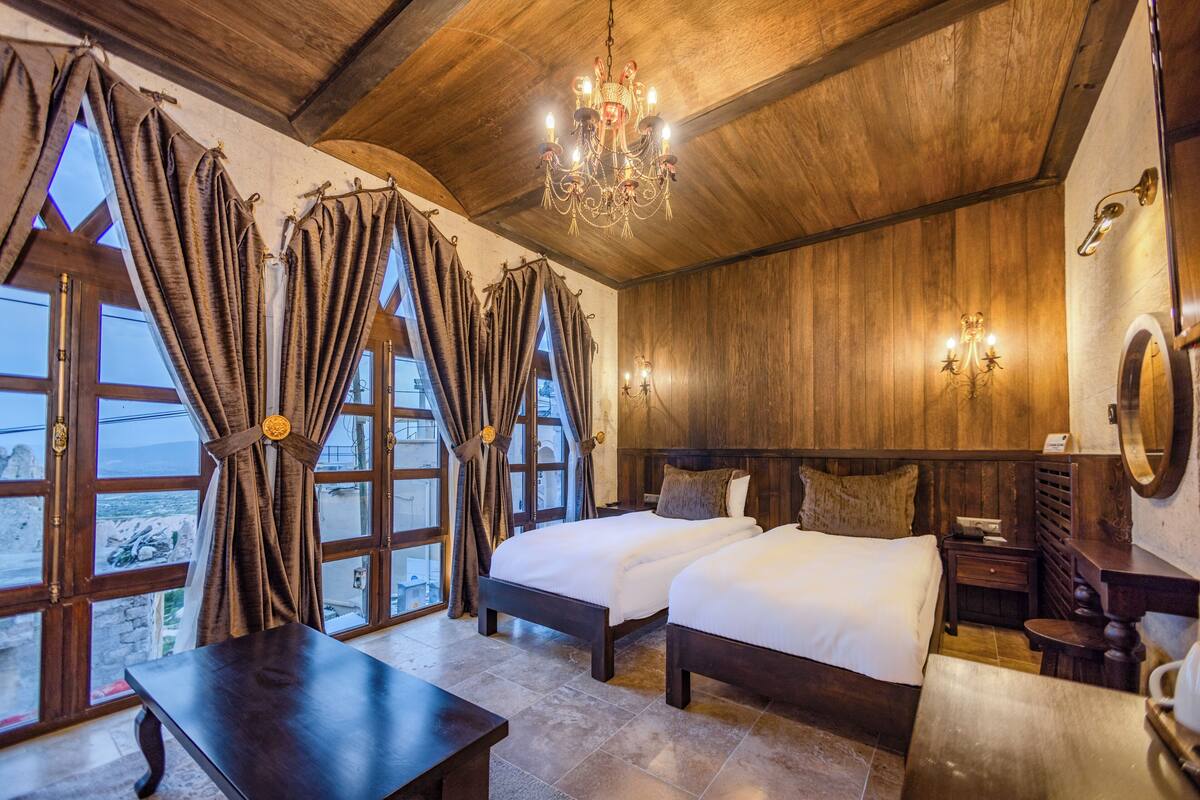 Deluxe Room With Castle View | เครื่องนอนระดับพรีเมียม, ตู้นิรภัยในห้องพัก, ห้องเก็บเสียง