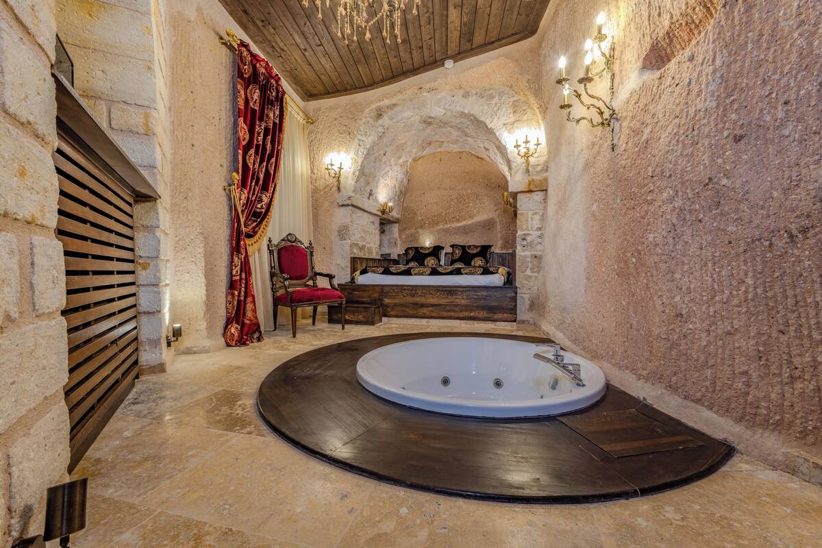 Queen Suite With Spa Bath | เครื่องนอนระดับพรีเมียม, ตู้นิรภัยในห้องพัก, ห้องเก็บเสียง