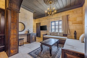 Junior-suite | Opholdsområde | 43-tommers smart-tv med satellitkanaler