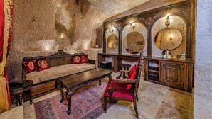 Queen Suite With Spa Bath | Oppholdsområde | En 43-tommers smart-TV med Parabol-TV