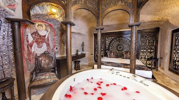 Junior-Suite | 1 Schlafzimmer, Zimmersafe, schallisolierte Zimmer, kostenloses WLAN