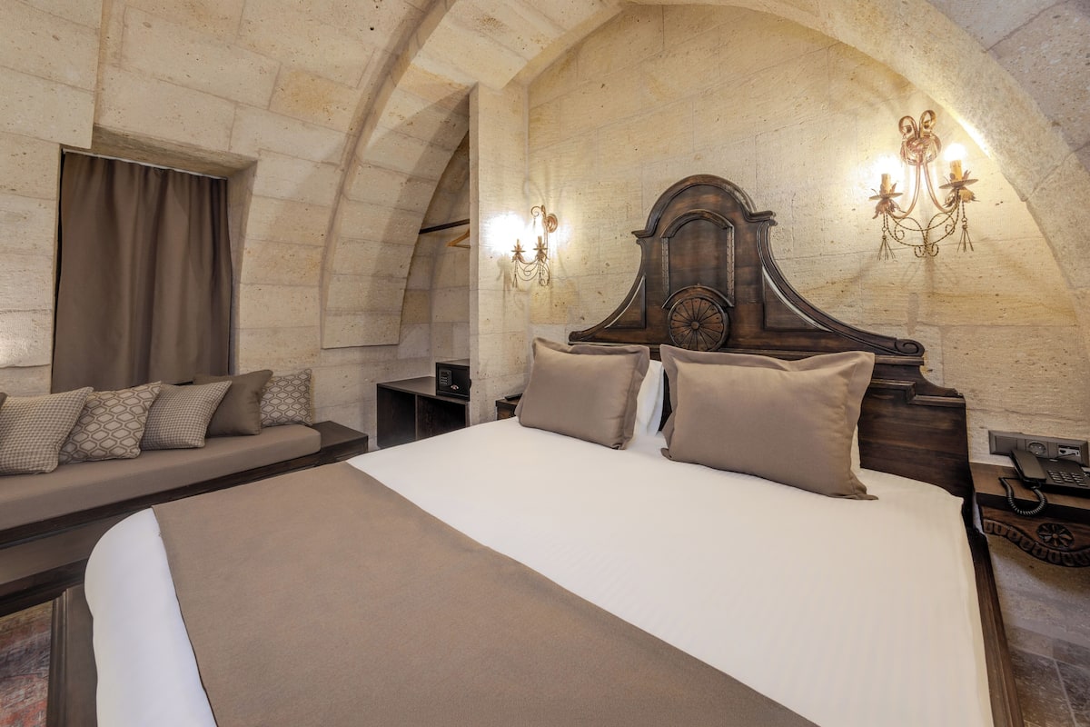 Quarto luxo, 1 cama King | Roupas de cama premium, cofres nos quartos, quartos à prova de som