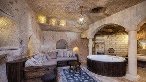 King Suite With Turkish Bath | Oppholdsområde | En 43-tommers smart-TV med Parabol-TV