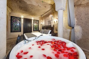 Deluxe Suite | Premium bedding, in-room safe, soundproofing, free cribs/infant beds