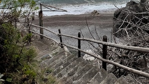 A coastal staircase leading to a rocky beach with a view of the ocean. - Villa Ravello - beach (ravello)