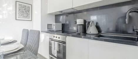 Frigorífico, microondas, horno y placa de cocina