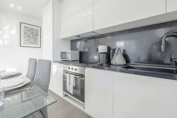Refrigerador, microondas, horno, placa de cocina