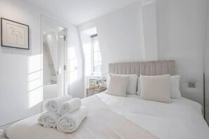 2 habitaciones, tabla de planchar con plancha, cuna de viaje y wifi