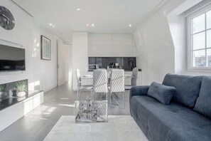 Smart TV - Sublime Knightsbridge penthouse on Brompton Road w/view 200 mts from Harrods. (Greater London)