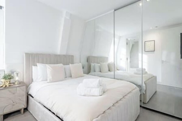 2 bedrooms, iron/ironing board, travel cot, WiFi - Sublime Knightsbridge penthouse on Brompton Road w/view 200 mts from Harrods. (Greater London)