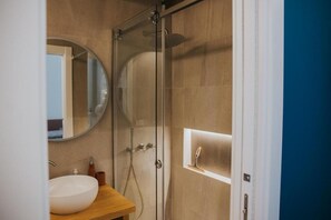 Shower, hair dryer, bidet, towels - Blue Marina A Vista Marina and Old Town (Puglia)