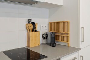 Kjøleskap, kaffetrakter/tekoker, brødrister og kjøkkenutstyr