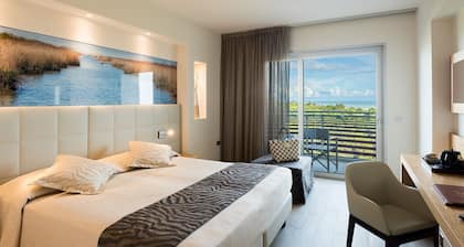 Charming room with rooftop spa and beach place