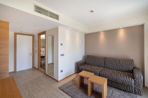 Una sala de estar moderna con un sofá, una mesa de centro y un espejo.