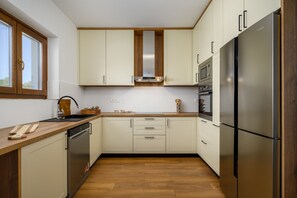 Kühlschrank, Mikrowelle, Ofen, Geschirrspüler