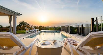 Luxury Villa Sofia with Pool and Garage In Poreč, Istria