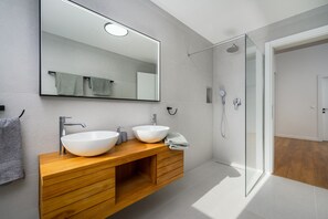 Shower, hair dryer, towels - Villa Sofia I Luxury Escape with Private Pool in Porec (Porec)
