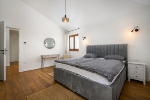 4 soverom, safe på rommet, skrivebord og strykejern/-brett