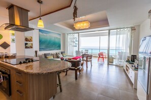 Réfrigérateur, four à micro-ondes, un four, surface de cuisson