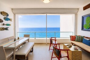 Outdoor dining - Beachfront 11th Floor | King Bed | Panoramic Views (Juan Dolio)
