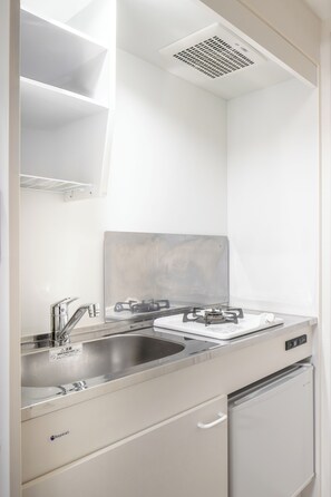 Mini réfrigérateur, micro-ondes, plaque de cuisson