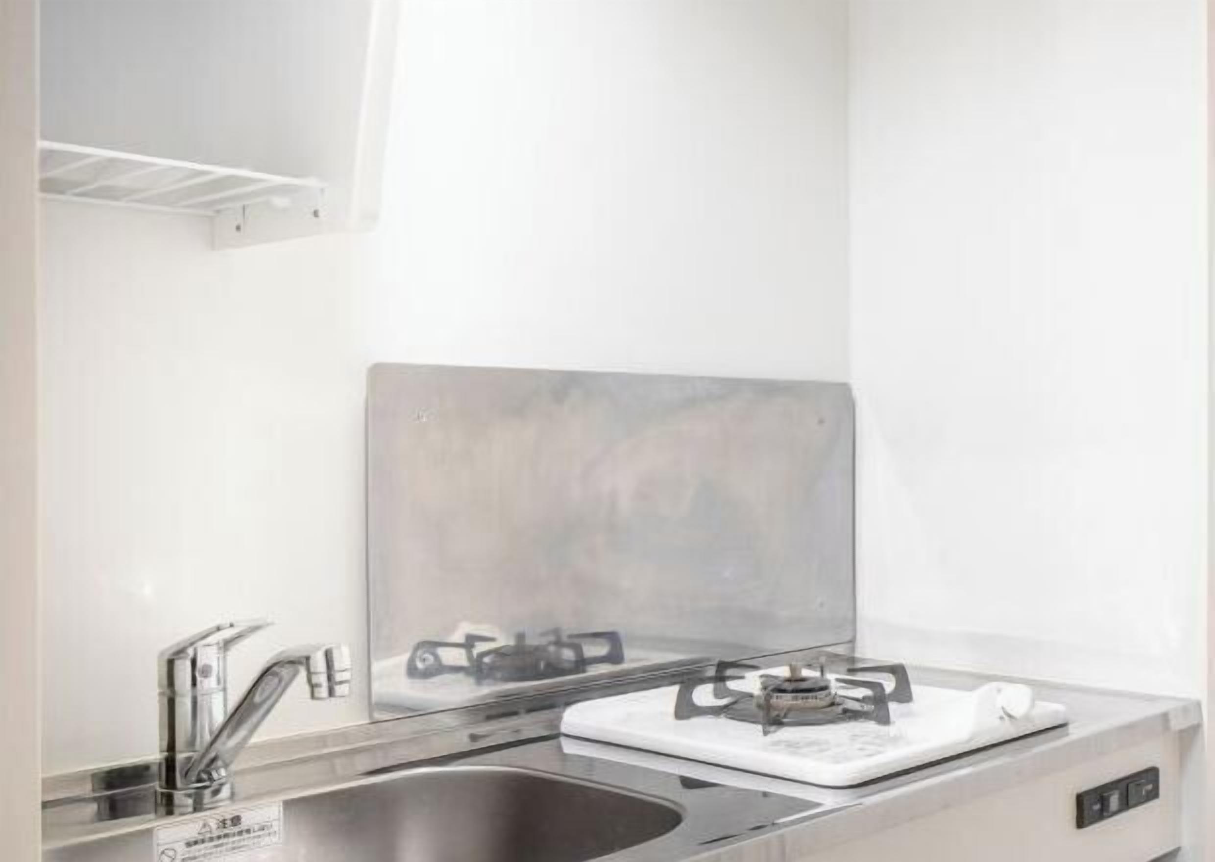 Mini réfrigérateur, micro-ondes, plaque de cuisson