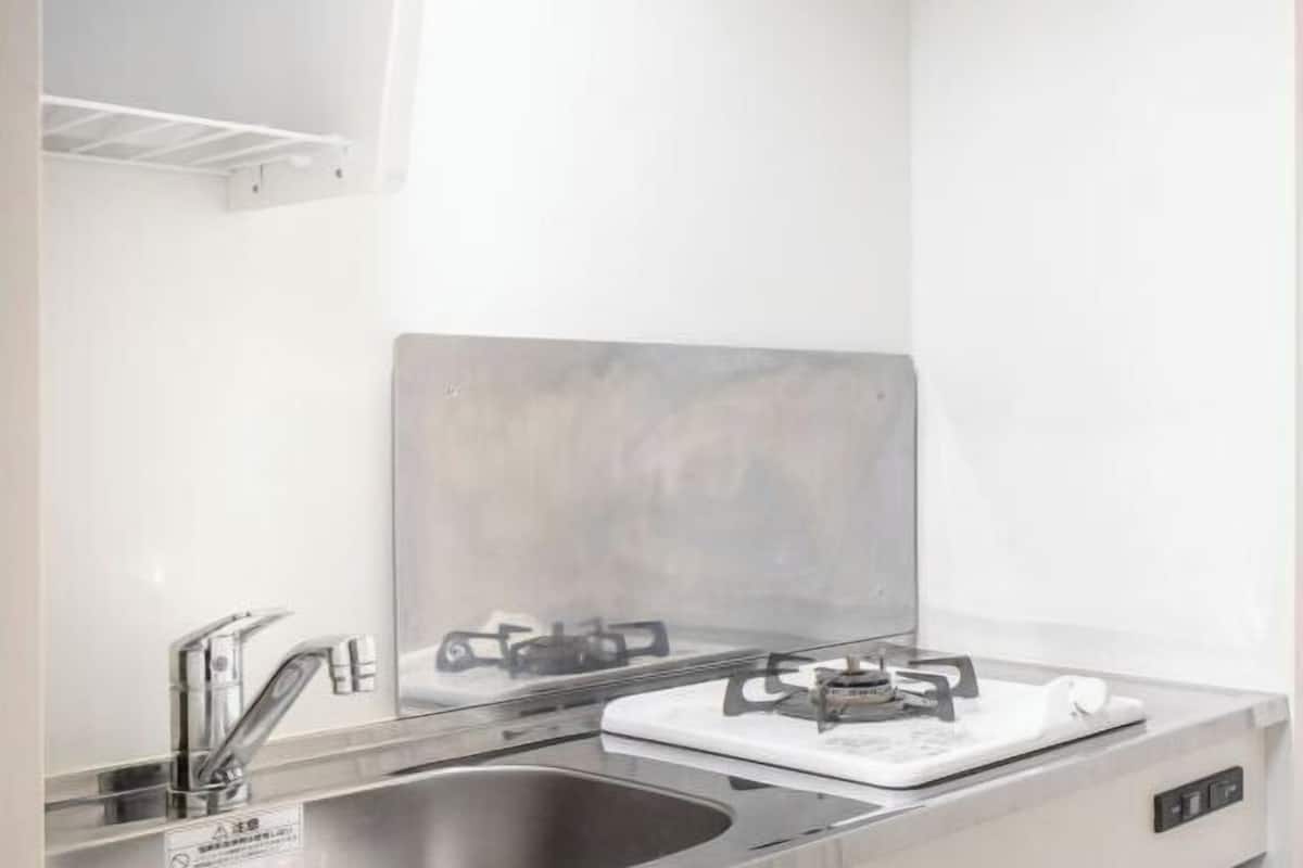 Mini réfrigérateur, micro-ondes, plaque de cuisson