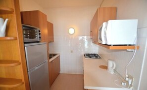 Kühlschrank, Mikrowelle, Herdplatte, Wasserkocher mit Kaffee-/Teezubehör