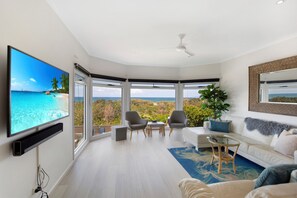 Smart-TV, Bücher, Stereoanlage