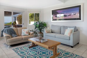 Smart TV, books, stereo