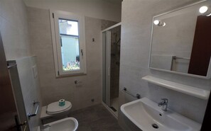 Douche, serviettes fournies