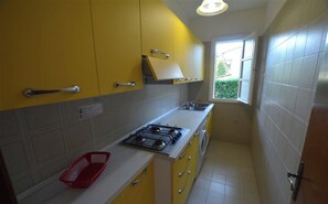 Frigorifero, piano cottura, macchina per tè/caffè