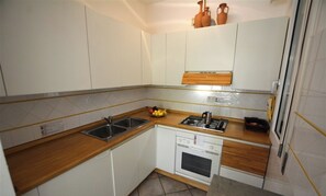 Kühlschrank, Ofen, Herdplatte, Wasserkocher mit Kaffee-/Teezubehör